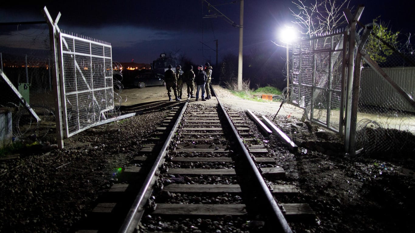Ringen um politische Lösung - Flüchtlinge an der griechisch-mazedonischen Grenze.