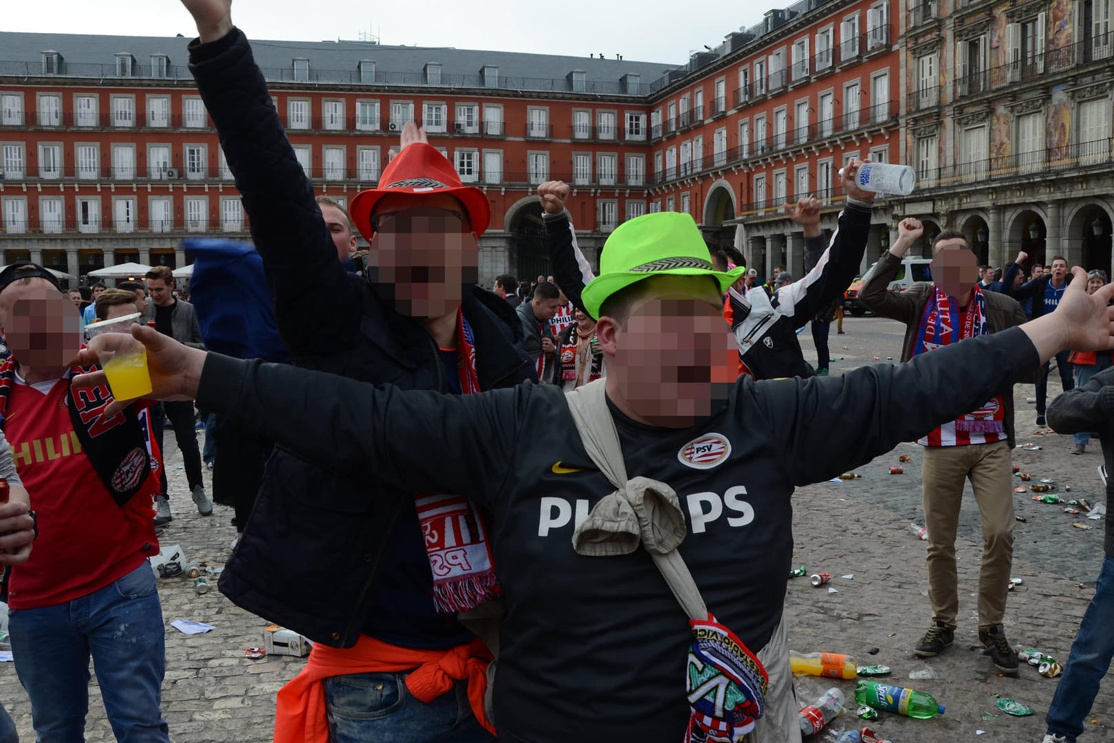 Anhänger des PSV Eindhoven bereiten sich in Madrid auf das Champions-League-Spiel ihres Vereins gegen Atletico vor.