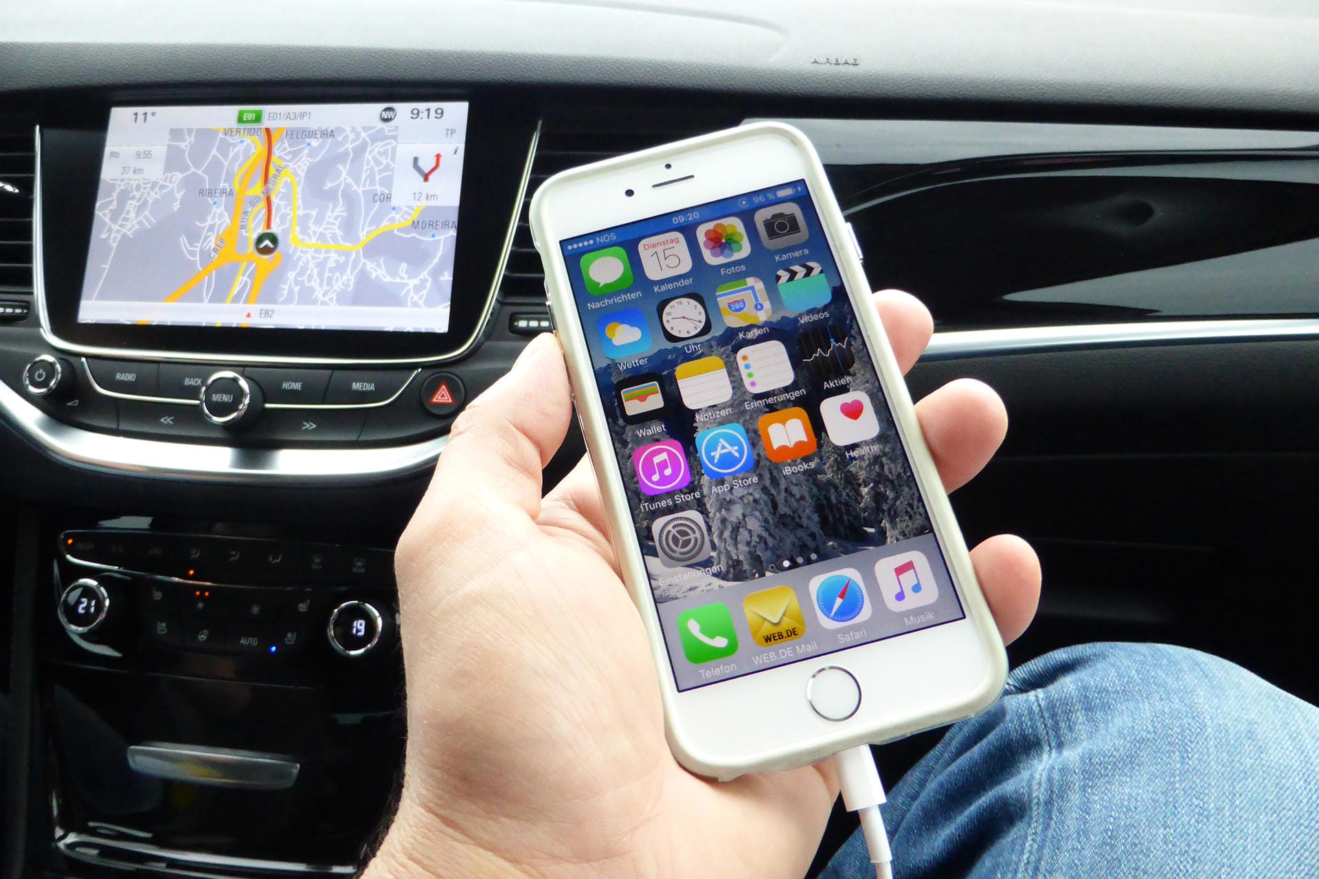 Die Vernetzung mit Smartphones funktioniert tadellos - Apples CarPlay ist momentan nur über Kabel möglich.
