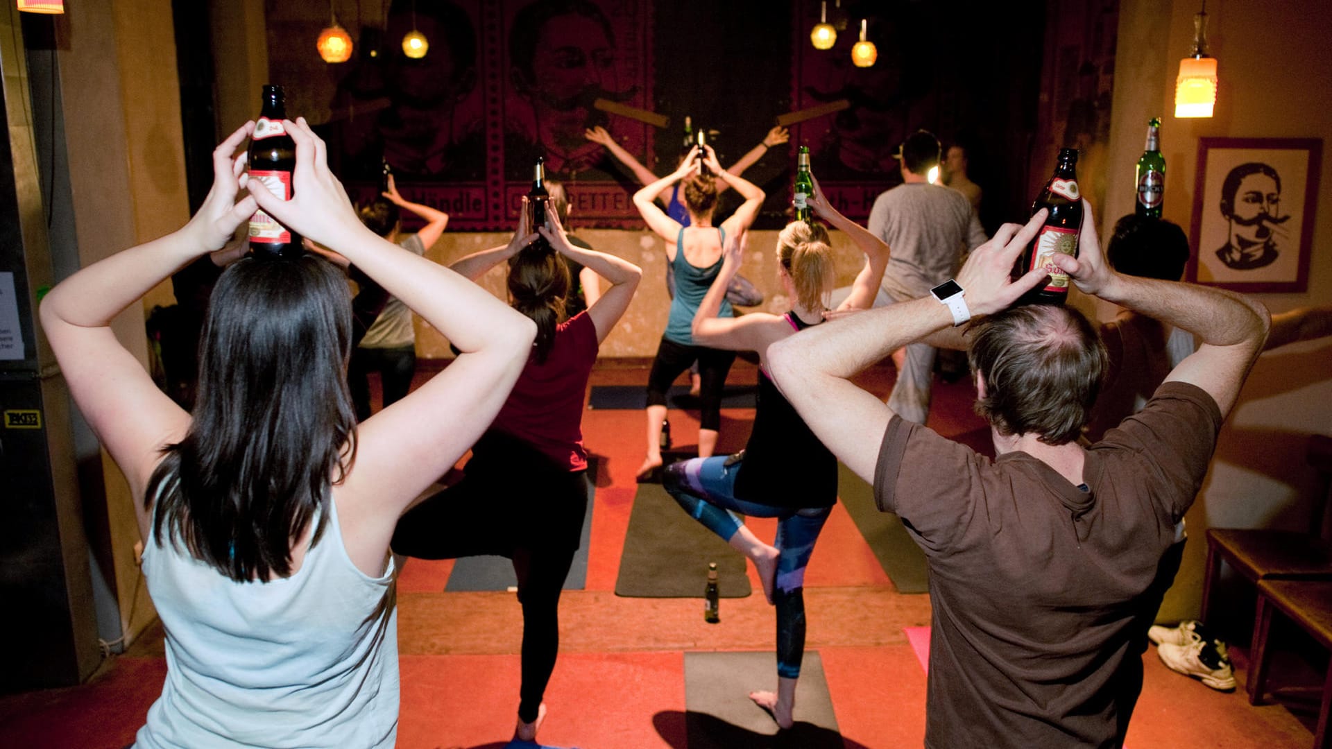 Balanceübung mit Bierflasche - warum nicht beim Yoga das Angenehme mit dem Nützlichen verbinden?