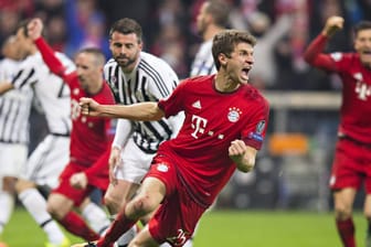 Fußball kann so grausam sein: Bayern-Star Thomas Müller jubelt über sein Tor zum Ausgleich, Juve trauert.