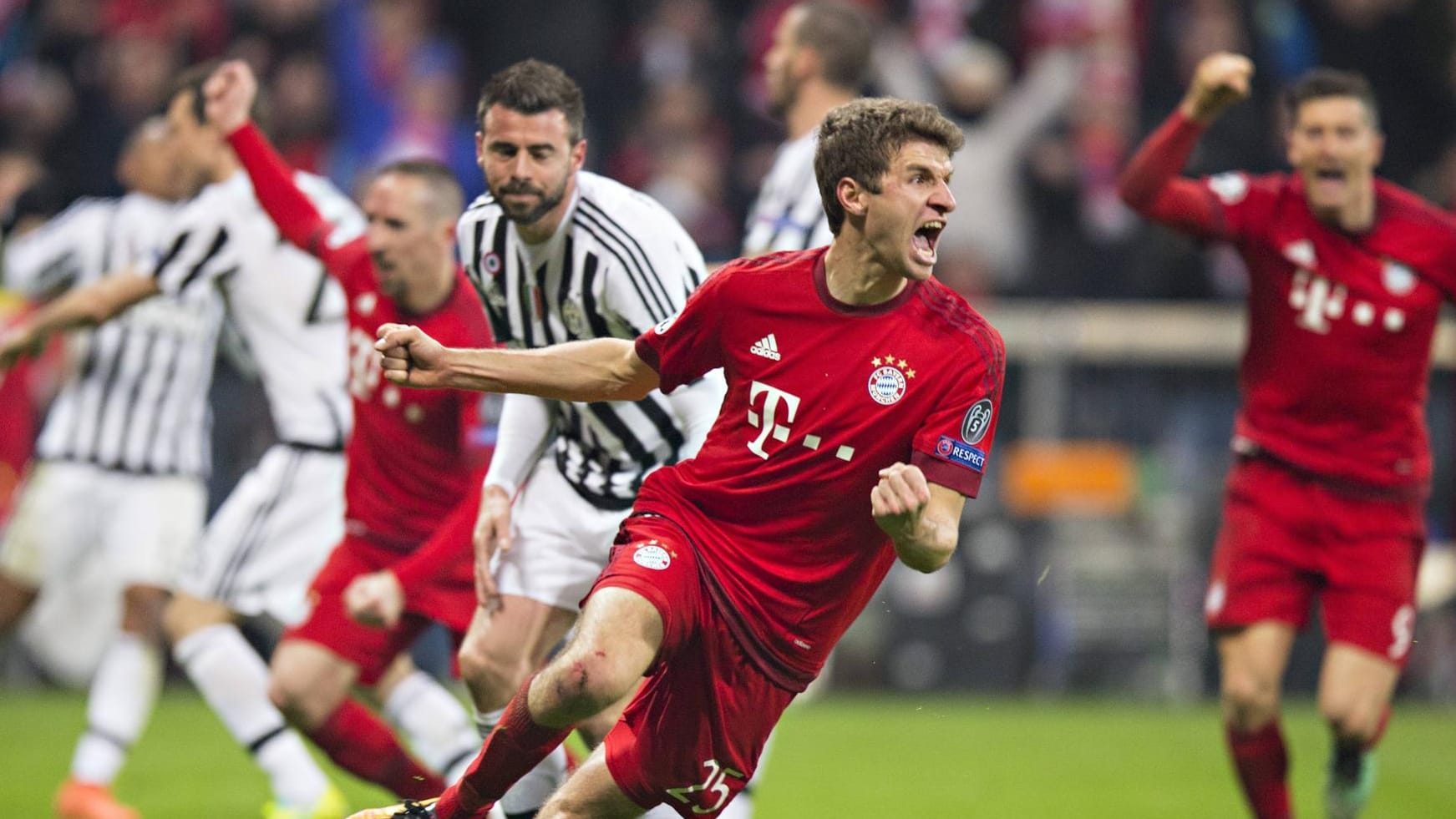 Fußball kann so grausam sein: Bayern-Star Thomas Müller jubelt über sein Tor zum Ausgleich, Juve trauert.