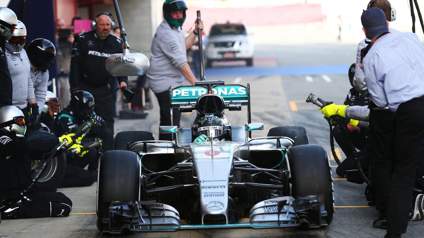 Nico Rosberg beim Boxenstopp-Training: Welche Reifen aufgezogen werden, erfahren die Piloten diese Saison nicht mehr.