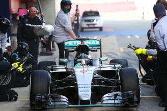 Nico Rosberg beim Boxenstopp-Training: Welche Reifen aufgezogen werden, erfahren die Piloten diese Saison nicht mehr.