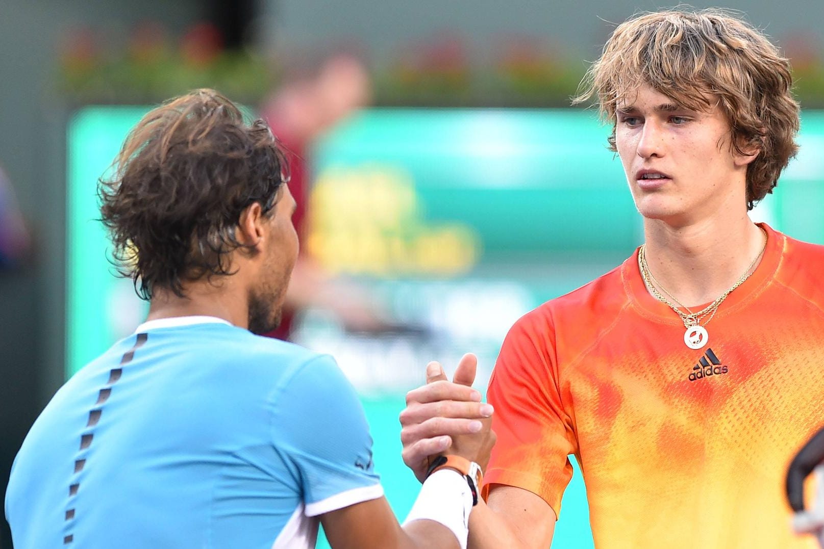 Shakehands nach einem engen Match zwischen Rafael Nadal (li.) und Alexander Zverev in Indian Wells.
