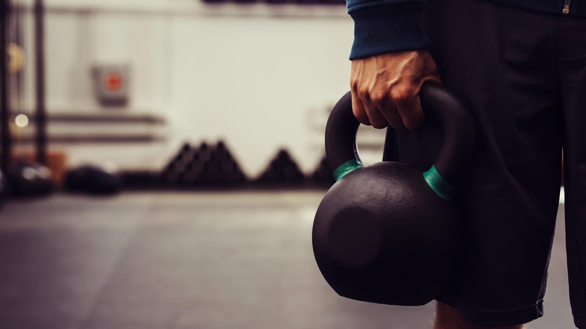 Bei der Kettlebell liegt der Schwerpunkt außerhalb der Hand.