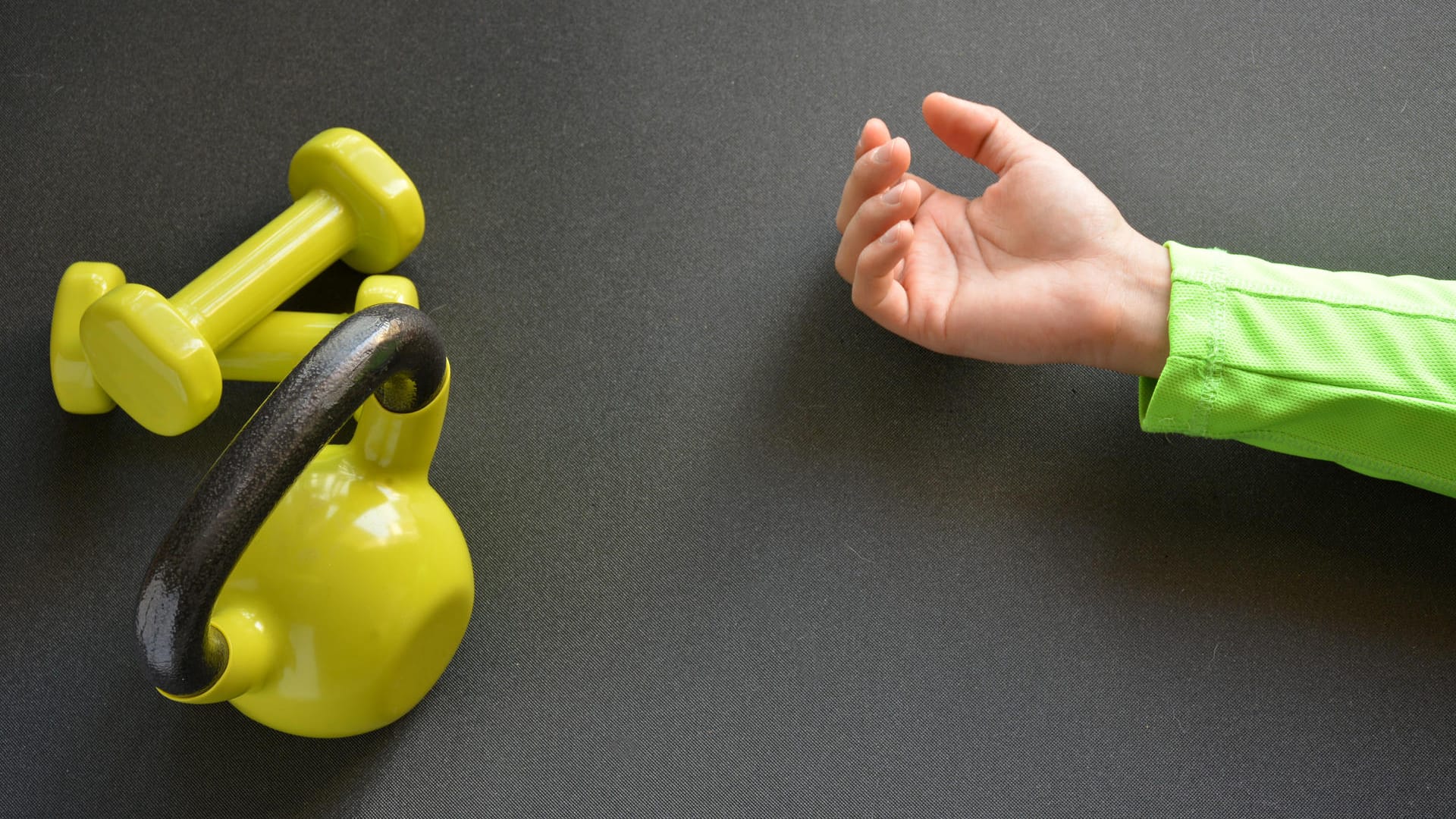 Hantel versus Kettlebell: Die beiden Kraftsportgeräte arbeiten grundverschieden.