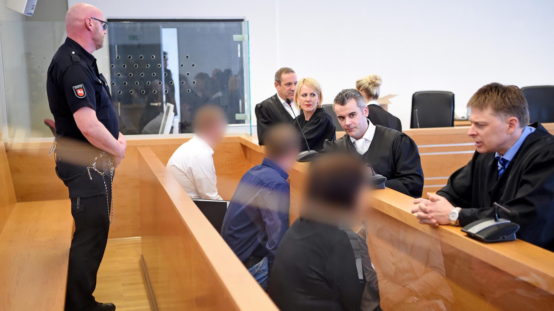 Nach dem Prozess wegen eines Brandanschlags in Salzhemmendorf sollen alle drei Angeklagten in Haft. Nach dem Prozess wegen eines Brandanschlags in Salzhemmendorf sollen alle drei Angeklagten in Haft.