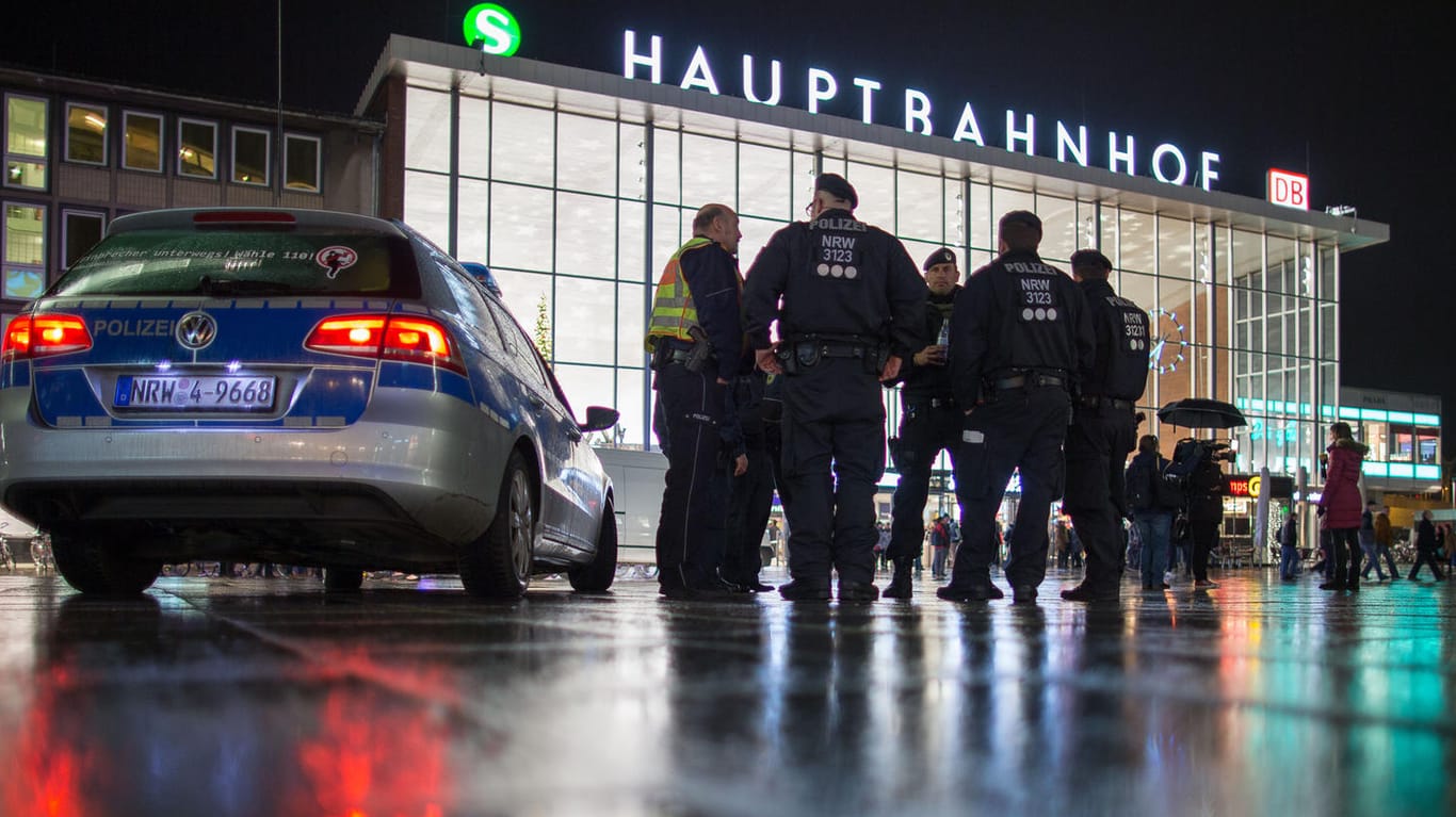 Polizei am Kölner Hauptbahnhof: Die Beamten kritisieren den Umgang mit Intensivtätern.
