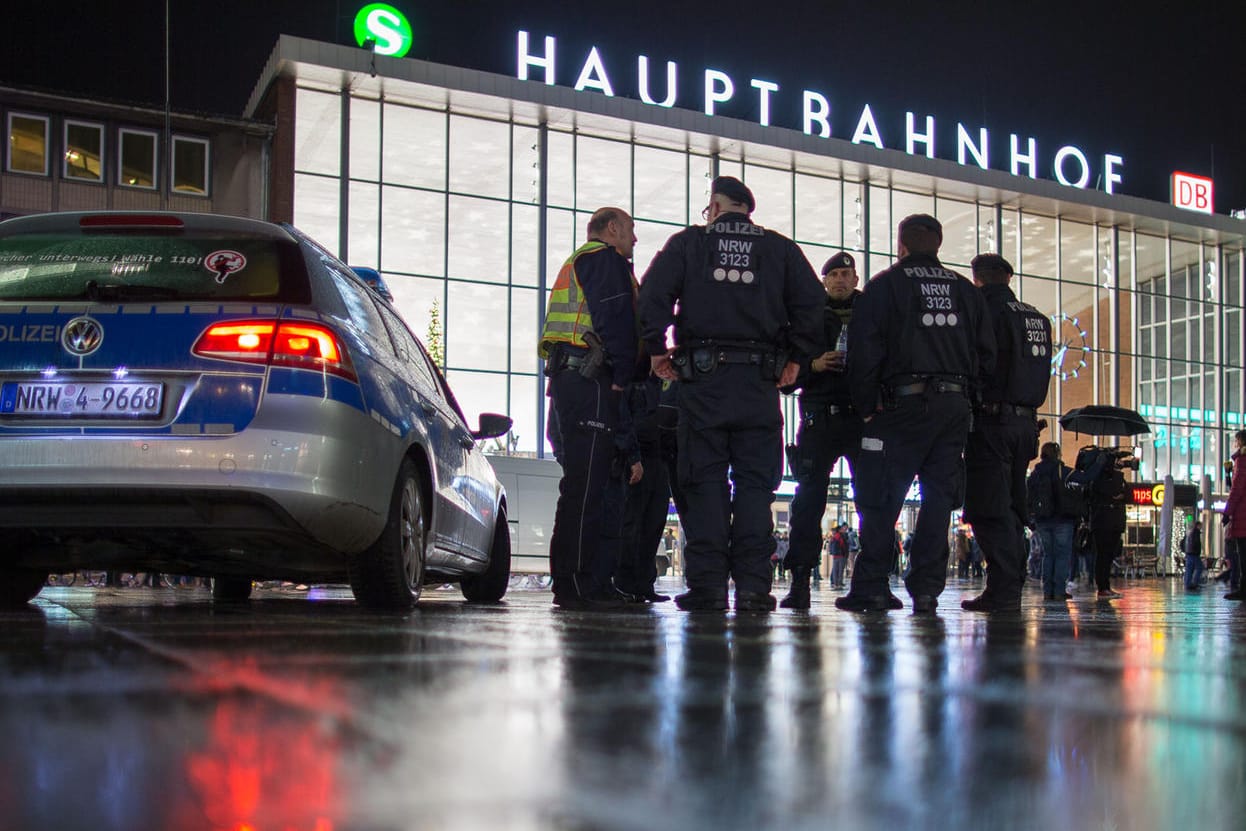 Polizei am Kölner Hauptbahnhof: Die Beamten kritisieren den Umgang mit Intensivtätern.