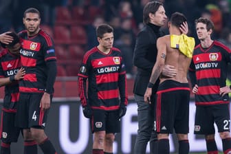 Aus im EL-Achtelfinale: Leverkusens Trainer Roger Schmidt (3.v.re.) tröstet Karim Bellarabi und den Rest seiner Spieler.