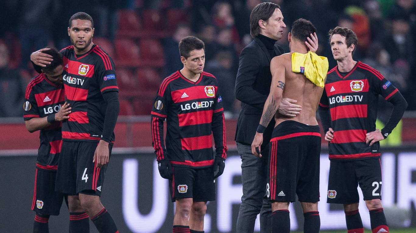 Aus im EL-Achtelfinale: Leverkusens Trainer Roger Schmidt (3.v.re.) tröstet Karim Bellarabi und den Rest seiner Spieler.