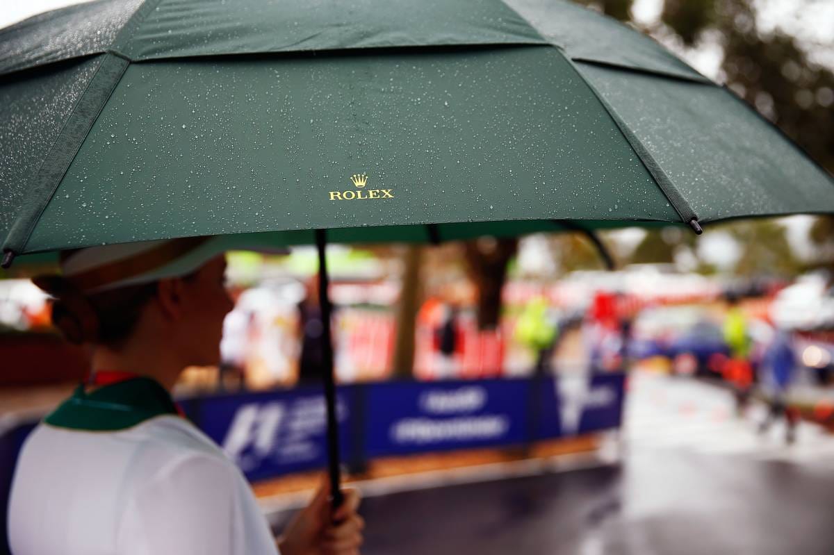 Regenschirme waren angesagt beim ersten freien Training in Melbourne.