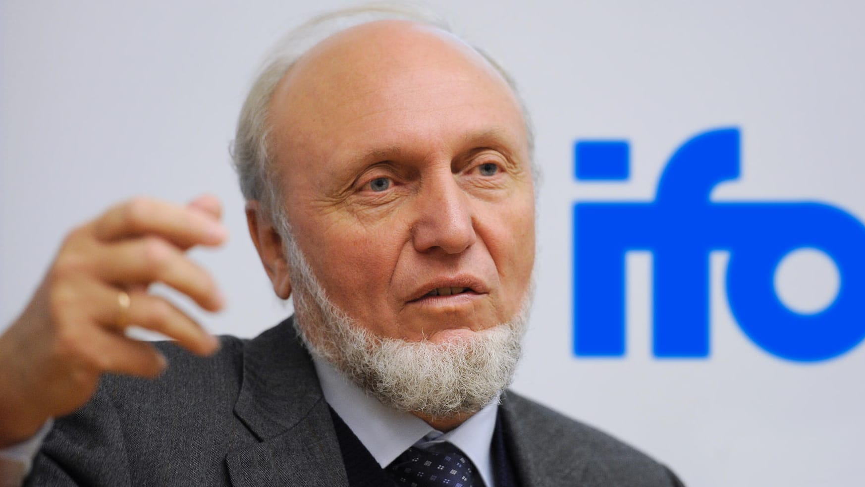 Hans-Werner Sinn hat eine klare Meinung zur Flüchlingspolitik.