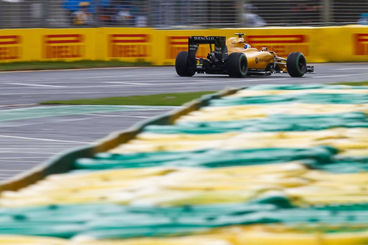 Renault ist zurück in der Formel 1. Hier steuert Jolyon Palmer den neuen Boliden um den Kurs.