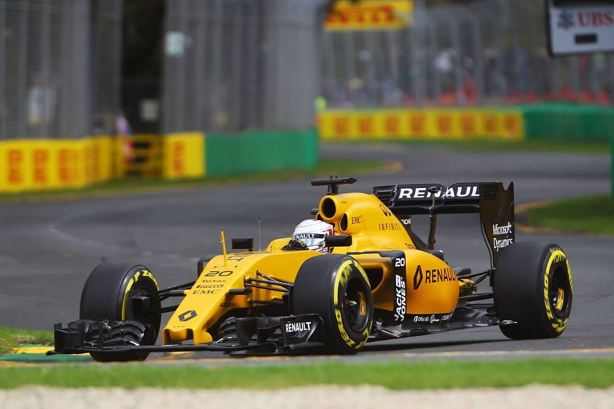 Renault ist zurück in der Formel 1. Hier steuert Kevin Magnussen den neuen Boliden um den Kurs.