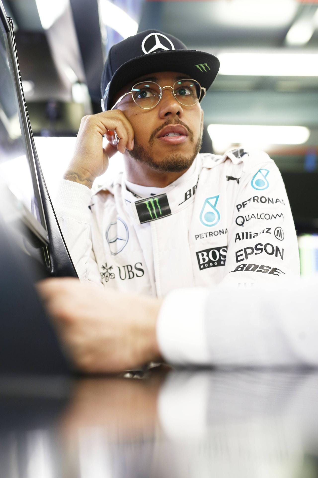 Weltmeister Lewis Hamilton zeigt sich mit neuer, interessanter Brille.