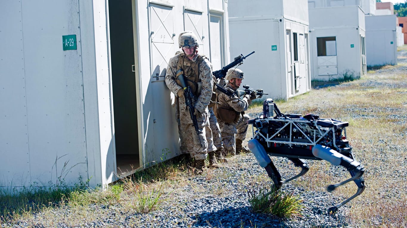 Ein Roboter-Hund an der Seite von US-Soldaten: Boston Dynamics forscht und entwickelt vorwiegend für militärische Zwecke.