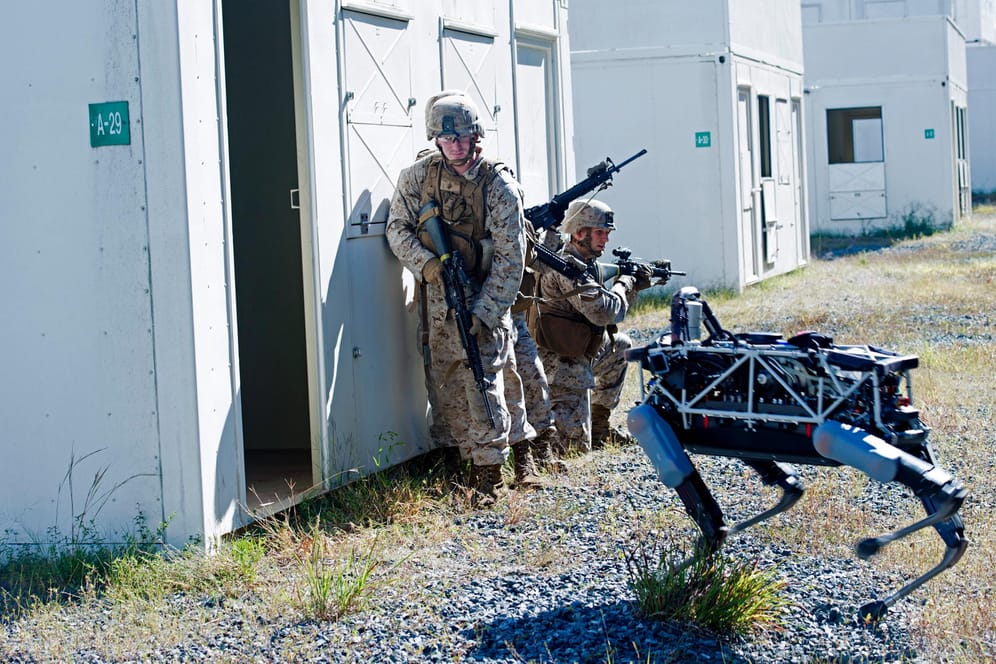 Ein Roboter-Hund an der Seite von US-Soldaten: Boston Dynamics forscht und entwickelt vorwiegend für militärische Zwecke.