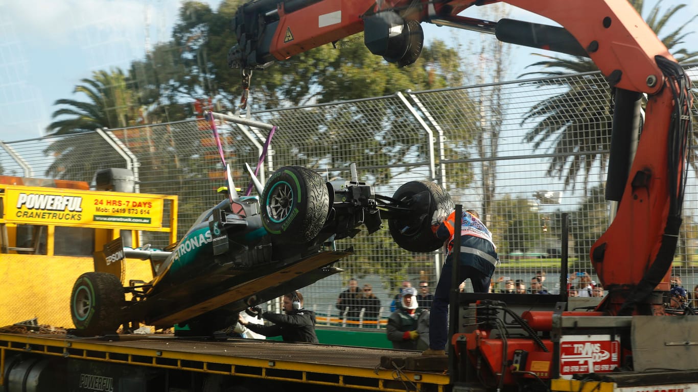 Nico Rosberg baut beim Auftakt zur Formel-1-Saison 2016 den ersten Unfall des Jahres.