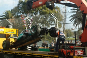 Nico Rosberg baut beim Auftakt zur Formel-1-Saison 2016 den ersten Unfall des Jahres.