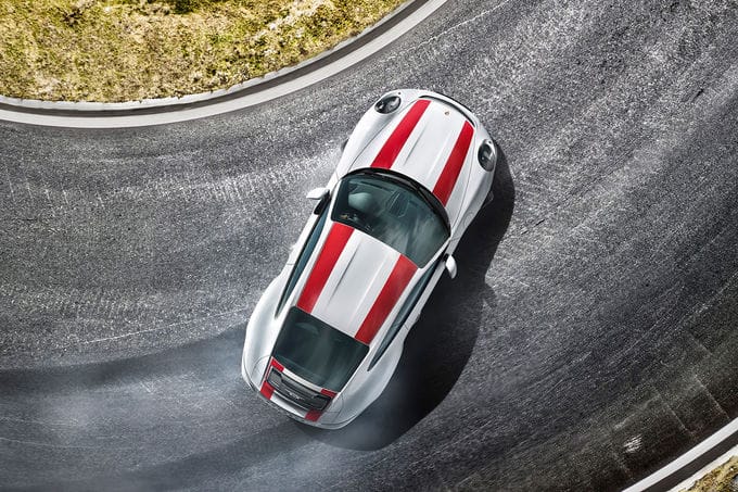991 Stück wird es geben. Sie werden schneller weg sein als man "Porsche baut wieder einen GT3 RS mit Handschaltung" sagen kann.