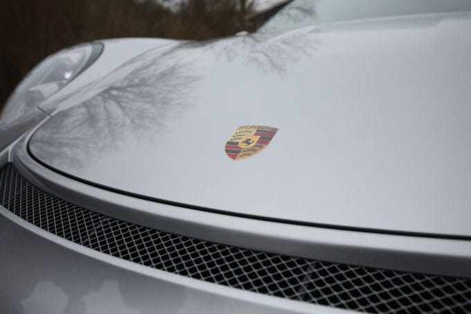 Wie beim GT3 RS: Sticker statt ach so schwerem Porsche-Emblem.
