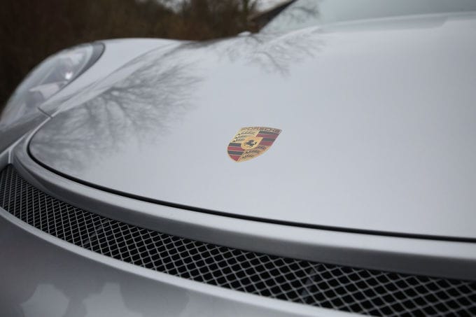 Wie beim GT3 RS: Sticker statt ach so schwerem Porsche-Emblem. Wie beim GT3 RS: Sticker statt ach so schwerem Porsche-Emblem.