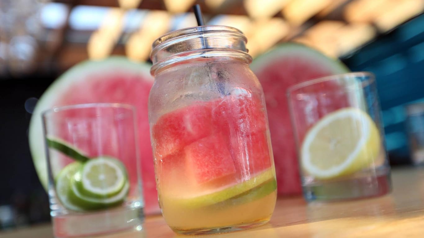 Werden Sie kreativ mit der Sangria-Bowle: Wassermelone, Limetten und Zitrone sorgen für Extra-Frische.