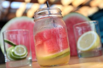 Werden Sie kreativ mit der Sangria-Bowle: Wassermelone, Limetten und Zitrone sorgen für Extra-Frische.