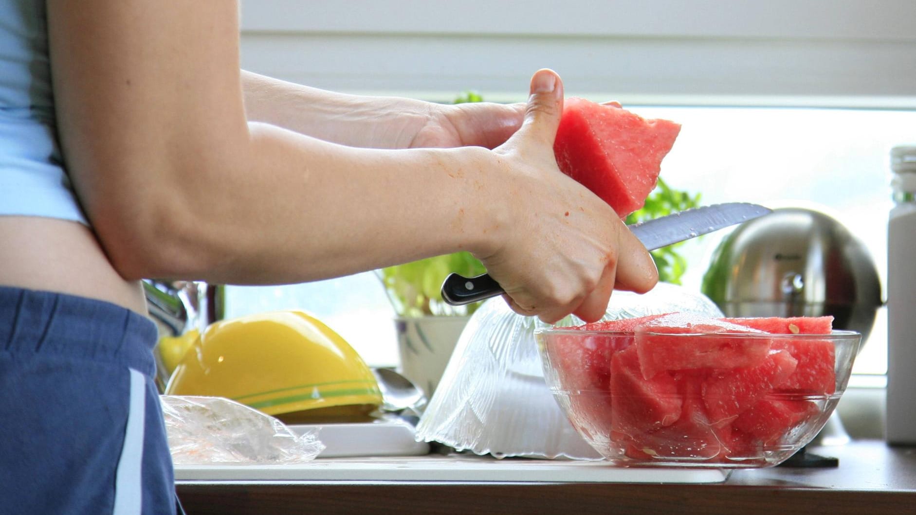 Die dreieckigen Melonenstücke kommen später als essbare Dekoration zum Einsatz.