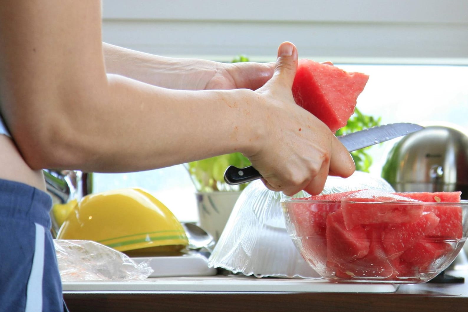 Die dreieckigen Melonenstücke kommen später als essbare Dekoration zum Einsatz.