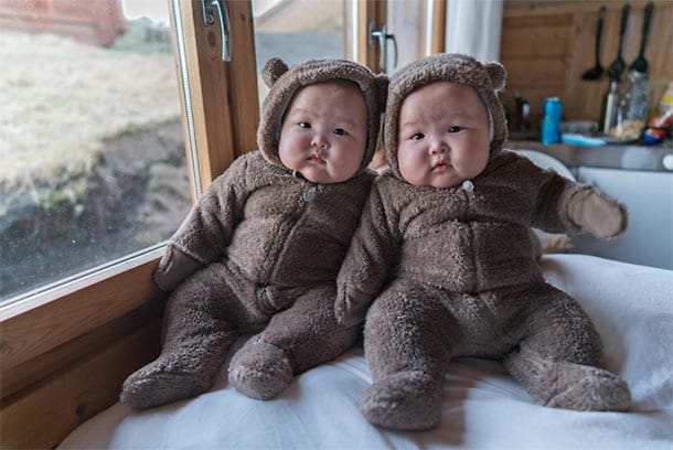 Wenn die Instagram-Stars auf Reisen gehen, muss natürlich das richtige Outfit mit. Im Bären-Anzug ging es mit der Mama nach Island.