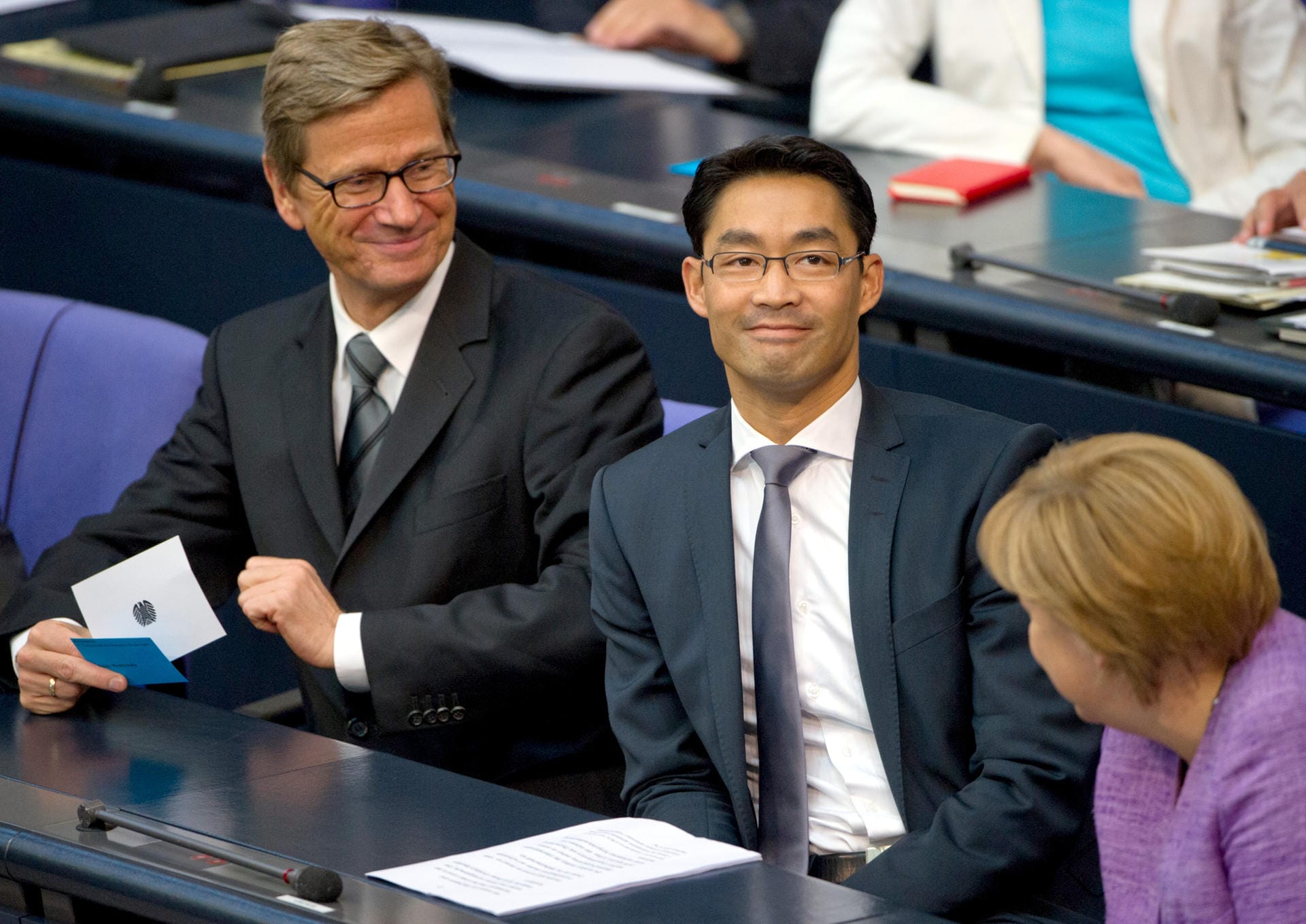 Bundeskanzlerin Angela Merkel (CDU) während einer Sitzung des Bundestages mit Philipp Rösler (FDP) und Bundesaußenminister Guido Westerwelle (FDP).