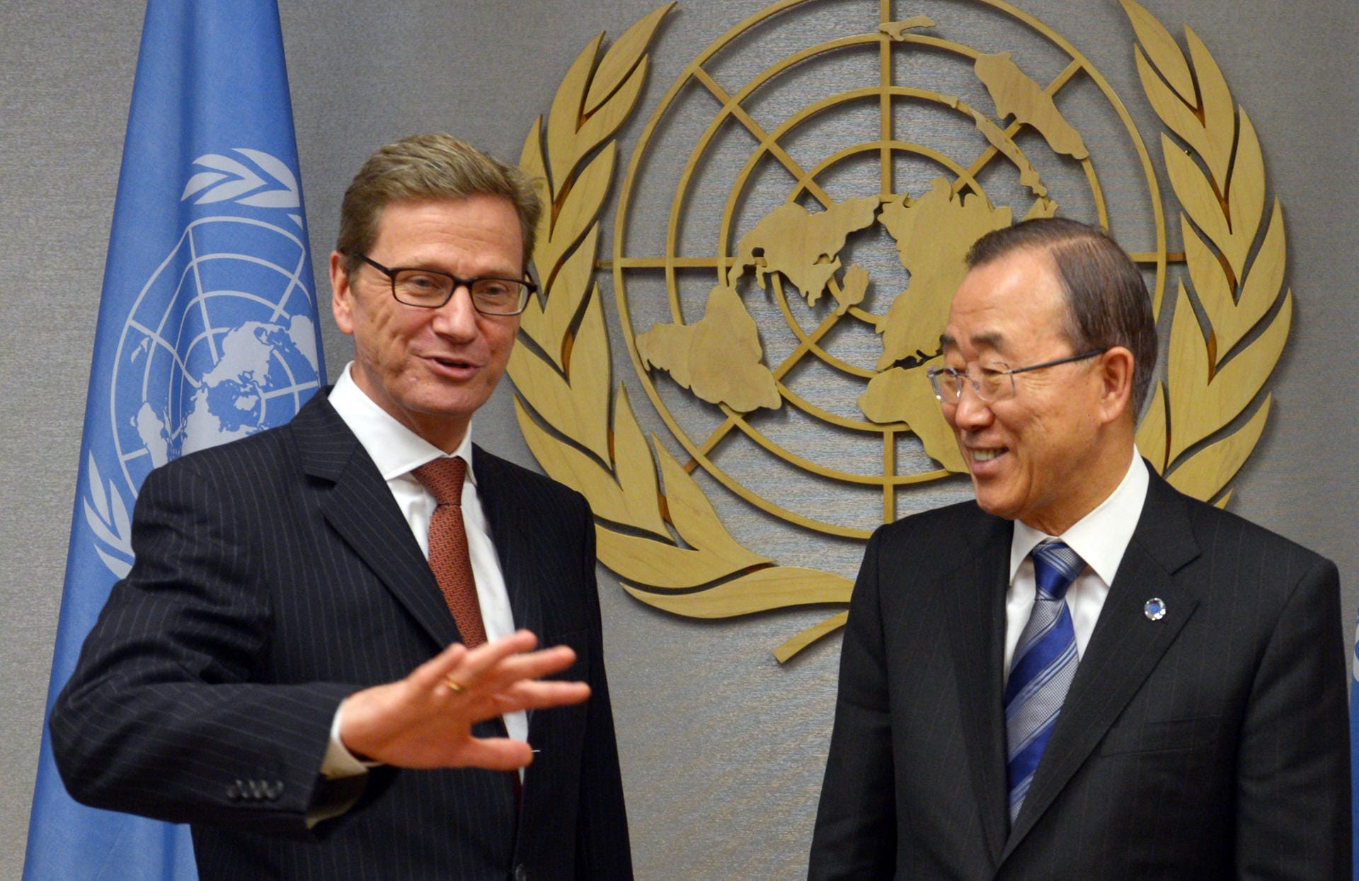 Und als Außenminister ist man immer unterwegs. Hier ist Westerwelle zusammen mit dem Generalsekretär der Vereinten Nationen, Ban Ki Moon, zu sehen.