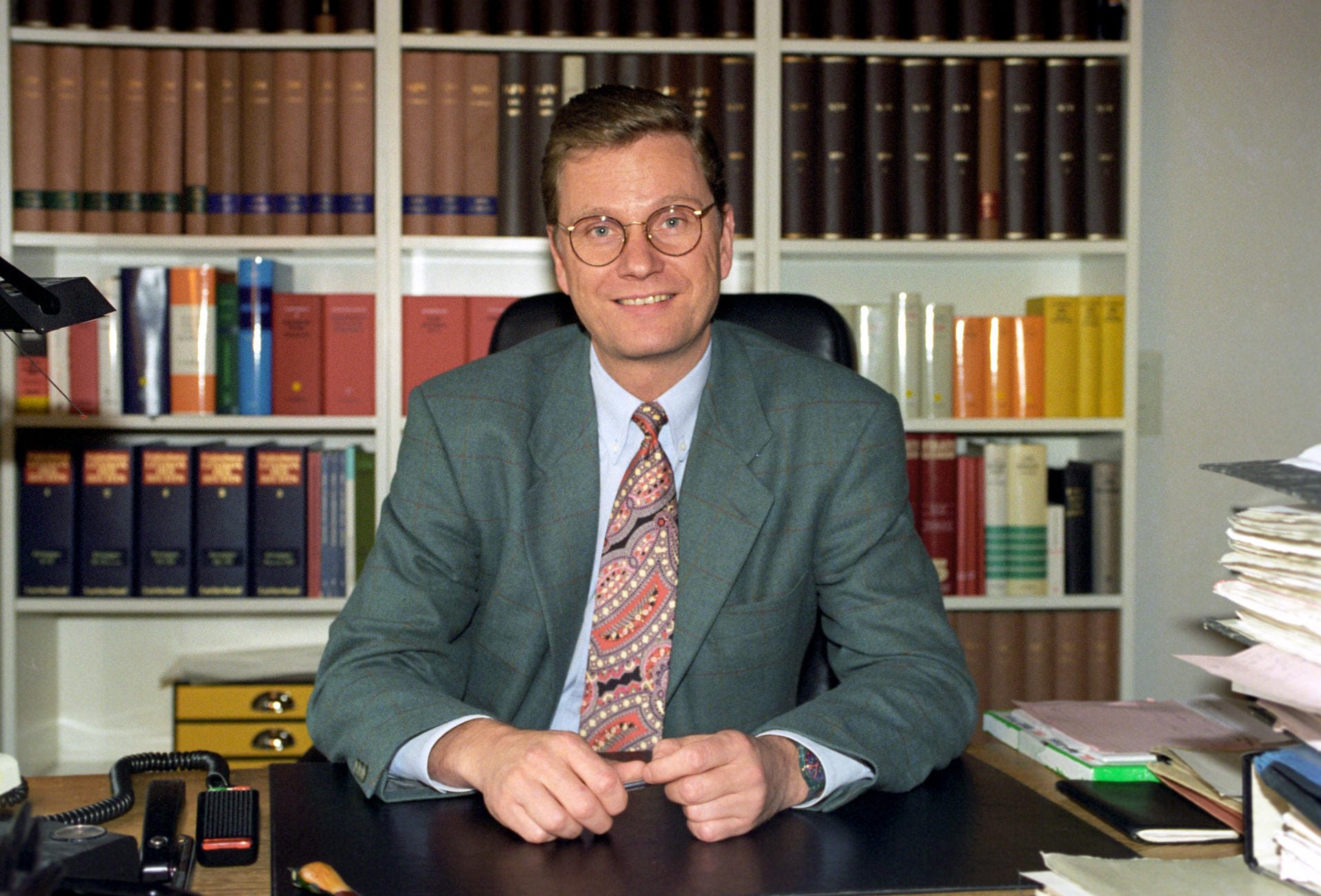 Der studierte Rechtsanwalt 1994 mit 32 Jahren in seinem Büro in Bonn. In diesem Jahr wurde er auch Generalsekretär der FDP.