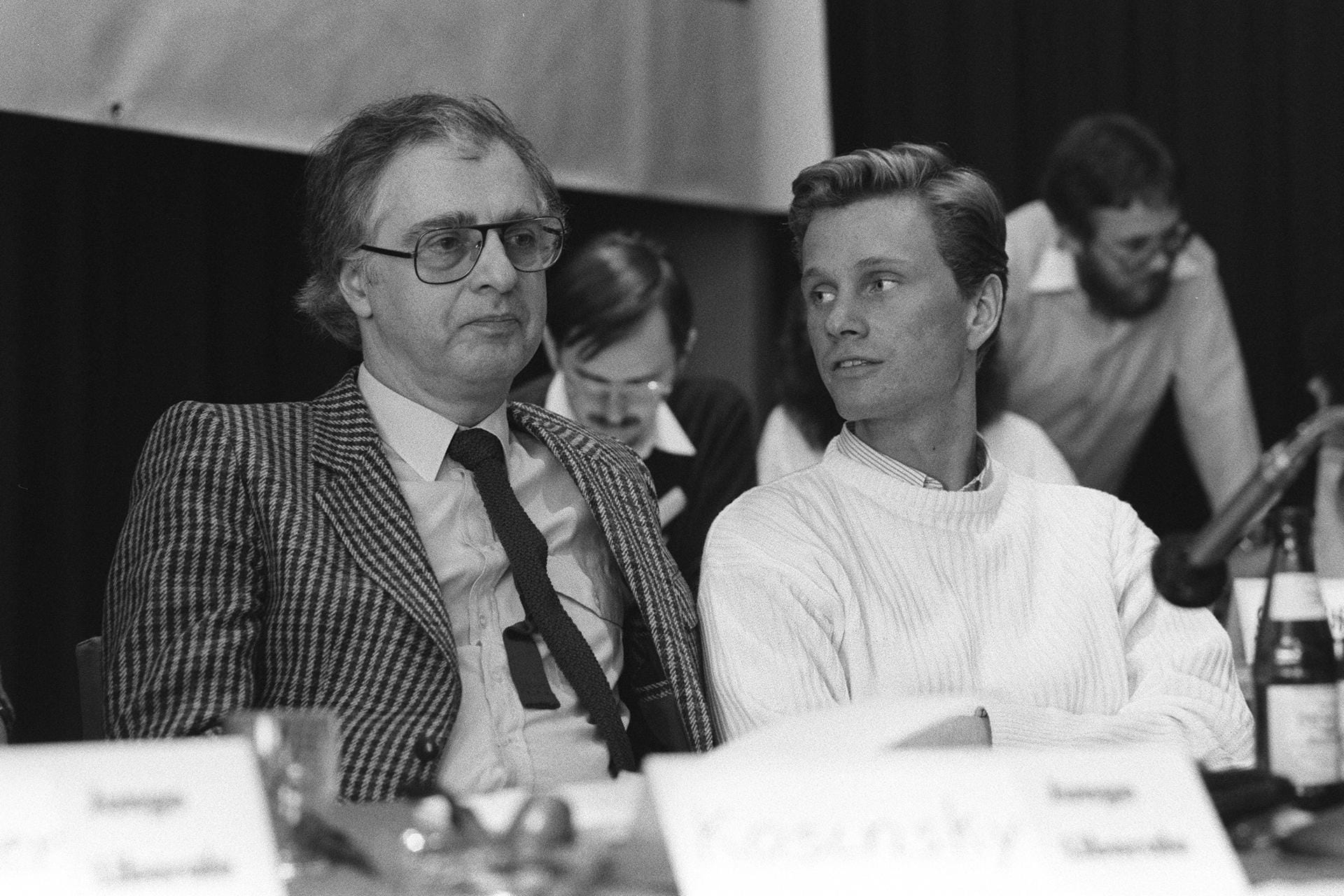Noch ganz am Anfang: Der junge Guido Westerwelle 1985 als Vorsitzender der "Jungen Liberalen" zusammen mit Achim Rhode, dem damaligen FDP Fraktionsvositzenden. Diesen Posten wird er selbst von 2006 bis 2009 innehaben.