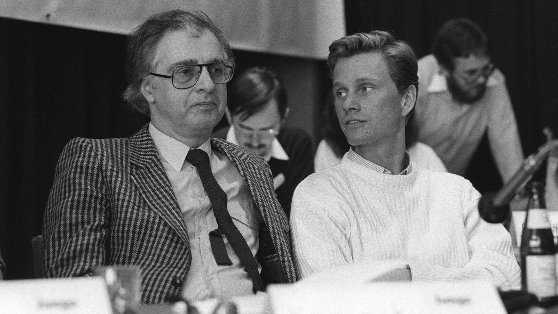 Noch ganz am Anfang: Der junge Guido Westerwelle 1985 als Vorsitzender der "Jungen Liberalen" zusammen mit Achim Rhode, dem damaligen FDP Fraktionsvositzenden. Diesen Posten wird er selbst von 2006 bis 2009 innehaben.