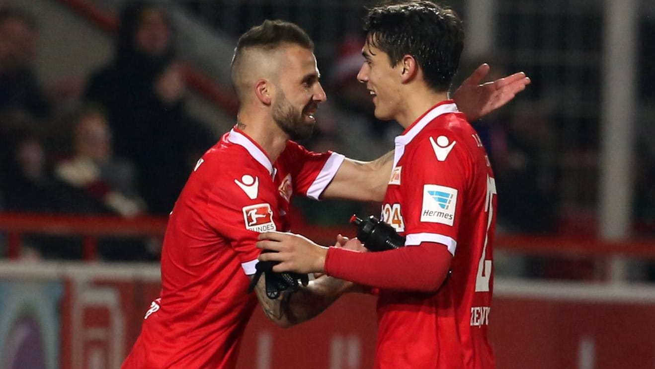 Emotionale Einwechselung: Der von einer Krebserkrankung genesene Union-Akteur Benjamin Köhler (li.) kommt für Eroll Zejnullahu ins Spiel. Emotionale Einwechselung: Der von einer Krebserkrankung genesene Union-Akteur Benjamin Köhler (li.) kommt für Eroll Zejnullahu ins Spiel.