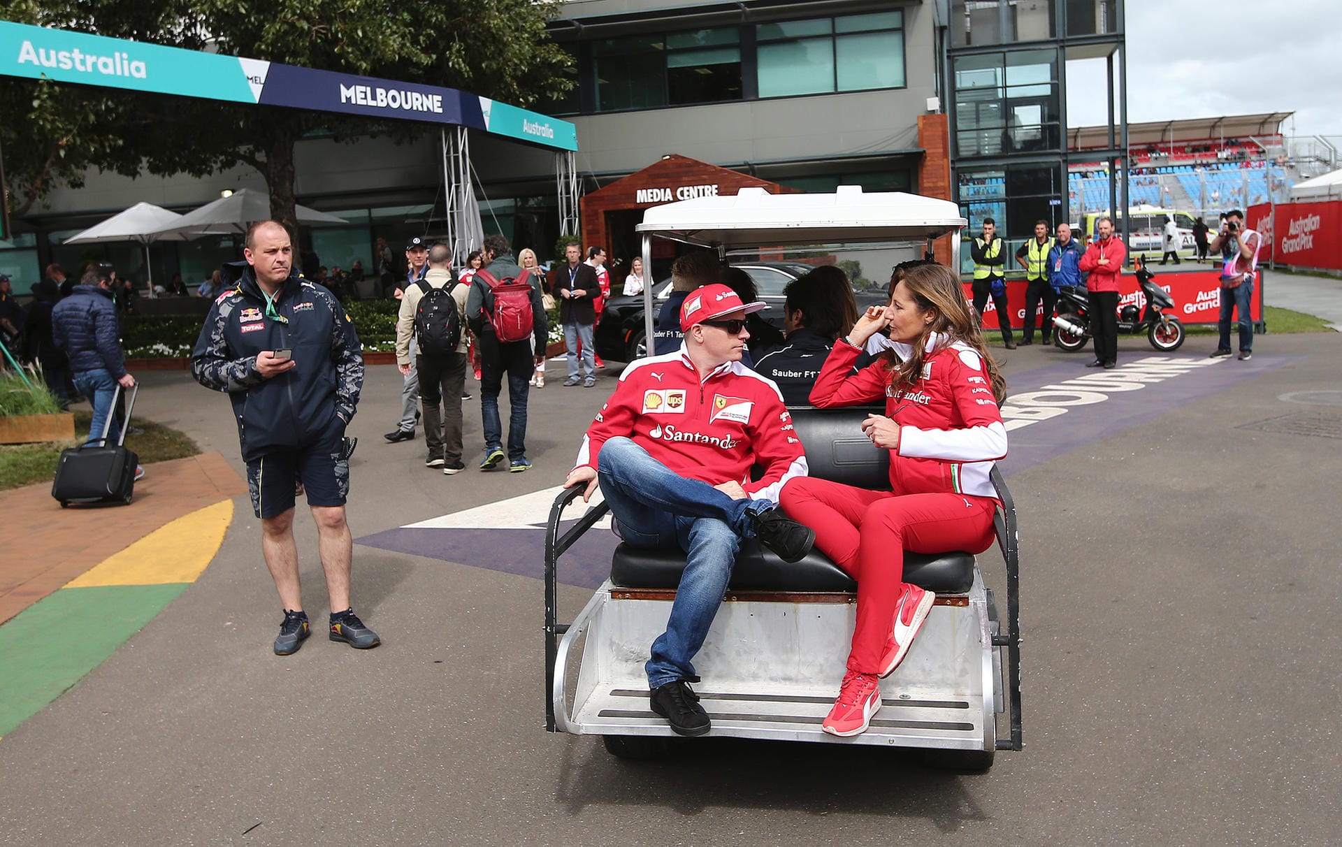 Cool, cooler, Iceman: Kimi Räikkönen klönt ein wenig auf dem Rücksitz eines Golfcarts.
