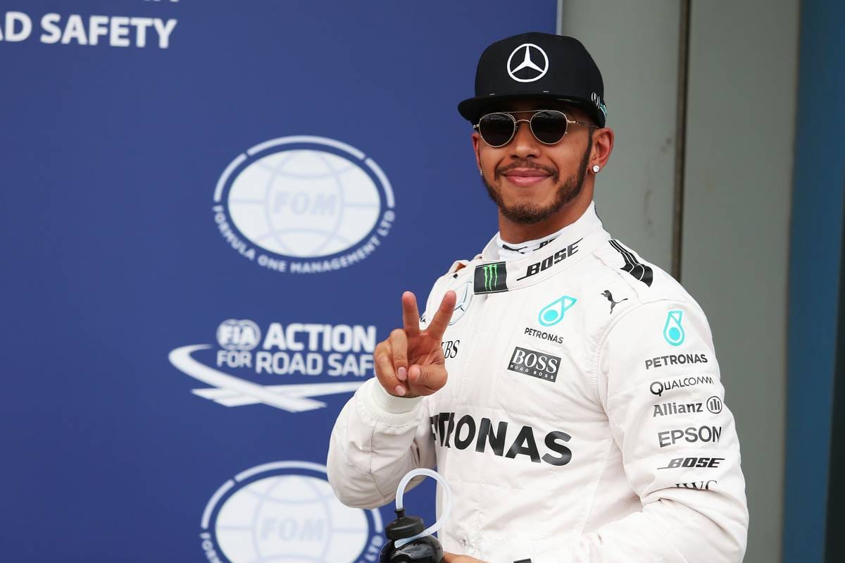 Der Weltmeister ist erneut obenauf: Lewis Hamilton holt sich in Australien die erste Pole Position der Saison.