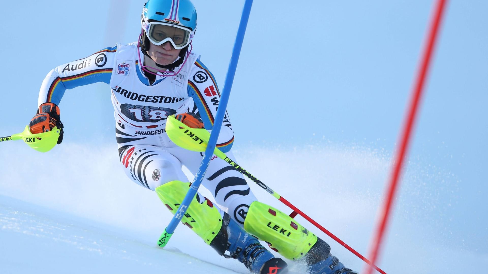 Lena Dürr umkurvt elegant die Slalom-Stangen.