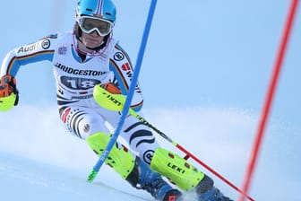 Lena Dürr umkurvt elegant die Slalom-Stangen.