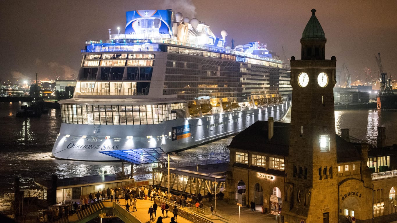 Die "Ovation of the Seas" dockt am frühen Morgen des 19. März im Hamburger Hafen an.