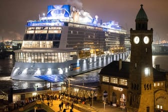 Die "Ovation of the Seas" dockt am frühen Morgen des 19. März im Hamburger Hafen an.