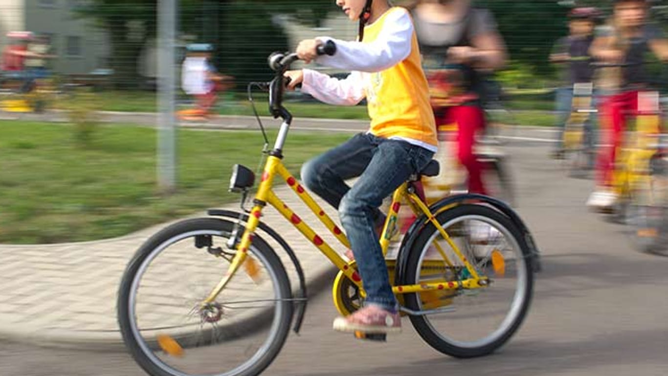 Bevor Kinder mit dem Fahrrad am Straßenverkehr teilnehmen, müssen sie die Verkehrs- und Sicherheitsregeln kennen