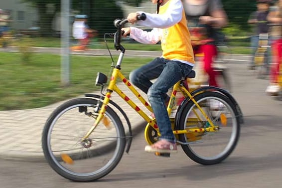 Bevor Kinder mit dem Fahrrad am Straßenverkehr teilnehmen, müssen sie die Verkehrs- und Sicherheitsregeln kennen