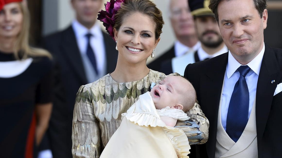 Madeleine und ihr kleiner Nicolas bei der Taufe im Oktober 2015.
