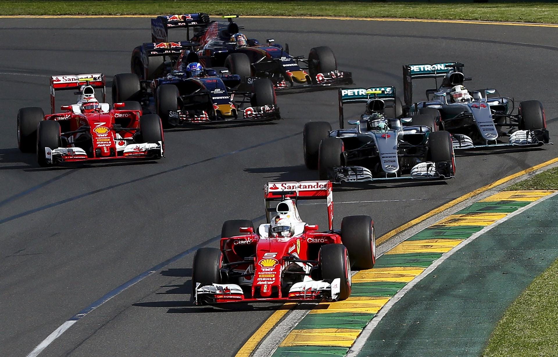 Kurve eins nach dem Start in Melbourne: Vettel führt, Räikkönen drückt sich den Mercedes vorbei.