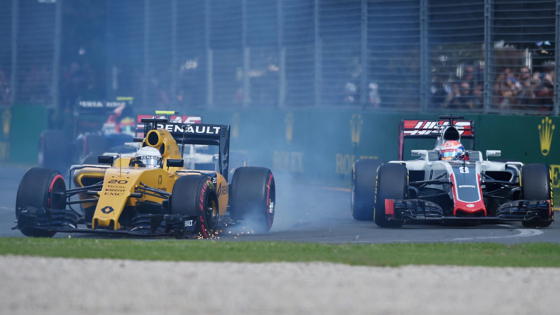 Kevin Magnussen im Renault (li.) bremst hart in Kurve drei des Albert Park Circuit ein.
